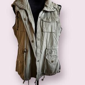 Fashionomics women’s size M vest with hood, back has diamond print sweater